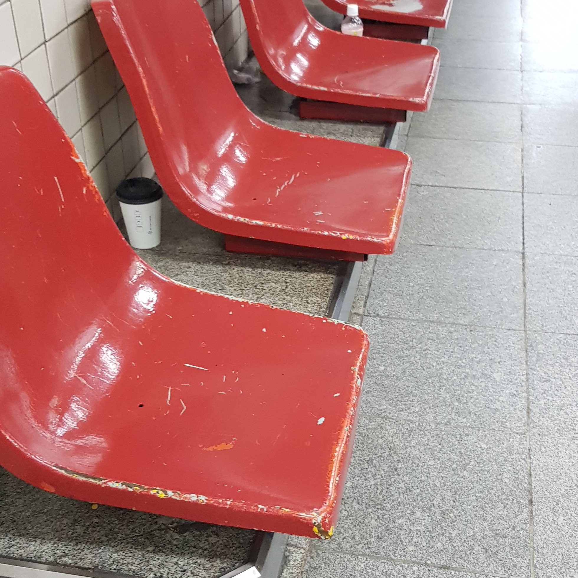 서울시 지하철 차가운 쇠철판 의자 외면받는 의자
