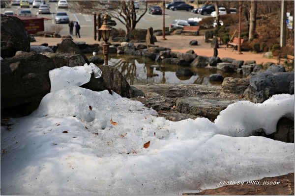 인공빙벽의 얼음들 기온상승으로 다양한 동물형태로 변하기도 한다.