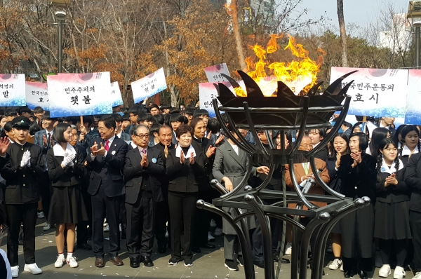 강은희(왼쪽 5번째) 대구교육감이 2.28민주운동기념공원에서 행사의 마지막 순서인 횃불 점화에 학생들과 함께 참석하고 있다.