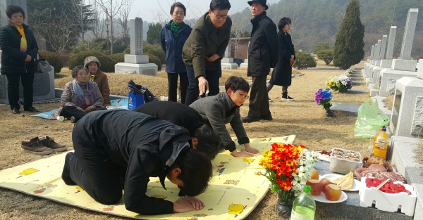 박근화 애국지사의 외고손자 최준원(13) 군이 경남 통영에서 아버지를 따라 참배했다.