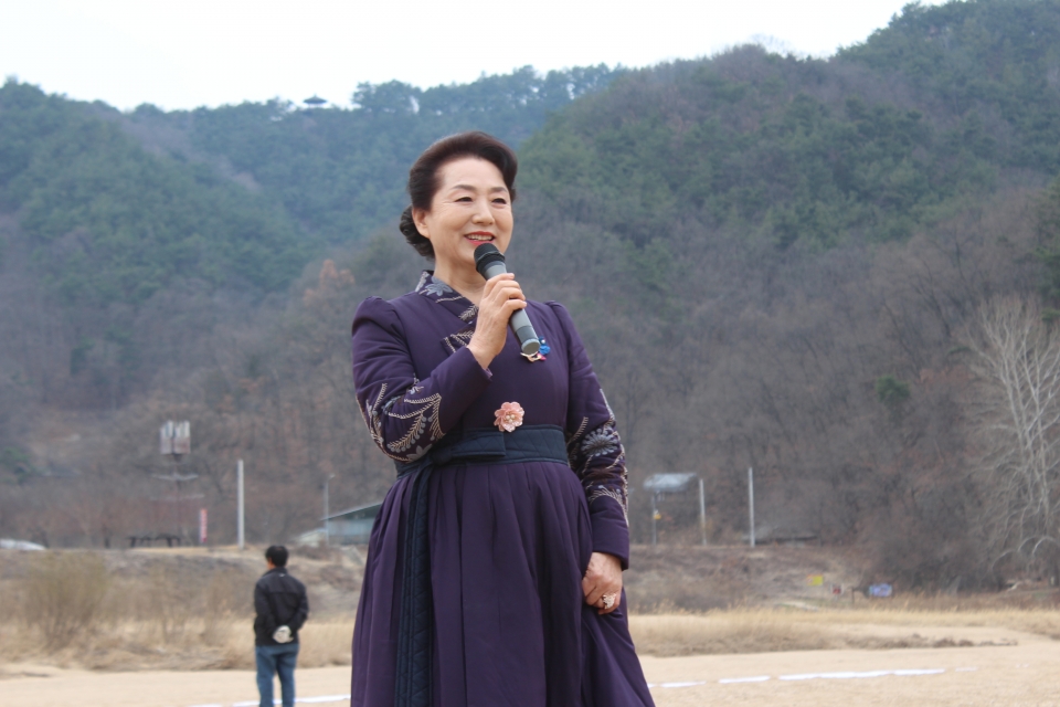 국악인 장경자(예천아리랑 보존회 회장)명창이 '예천 아리랑'을 부르고 있다.