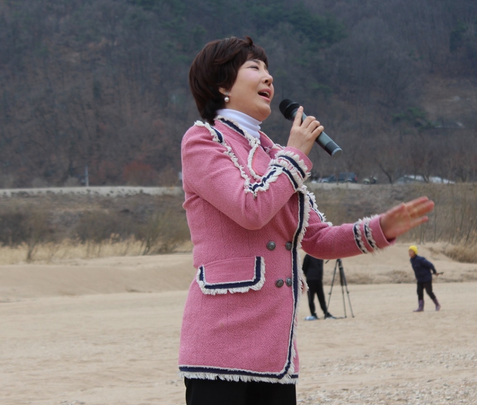 가수 강민주가 자신의 노래 '회룡포'를 부르고 있다.