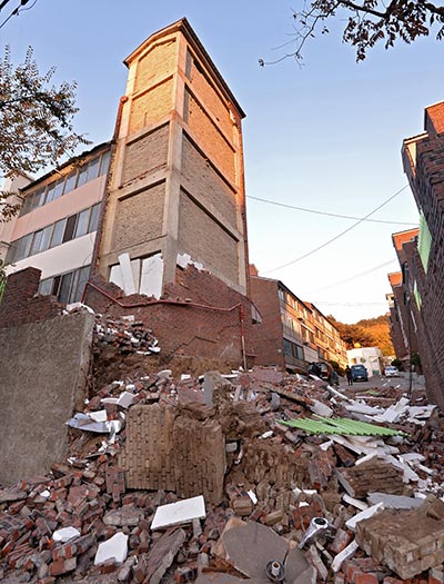 2017년 포항 지진으로 북구 환호동 한 빌라 외벽이 지진으로 인해 무너져 있다. 매일신문 제공