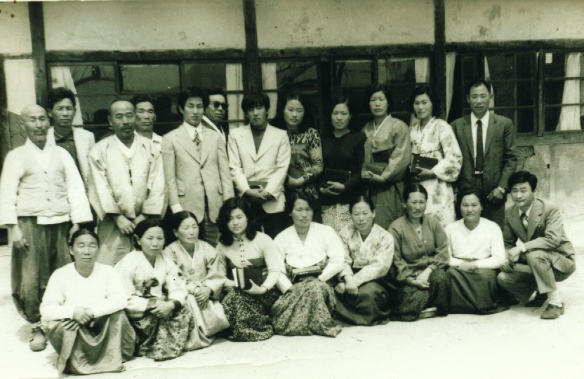 소평교회 처음 예배당을 배경으로 찍은 교인들 모습이다. 뒷줄 왼쪽에서 네번째가 정응해 씨, 여섯번째 안경을 쓴 이가 황봉룡 씨다.