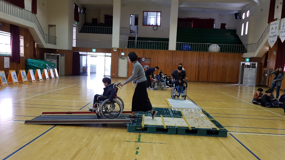 4월15일 신흥초등학교 학생들이 다양한 장애체험을 하고있다