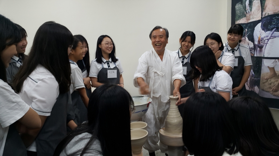 학생들 의 발물레 을 도와주고 있는 국가 무형문화제 백산 김정옥 도예가