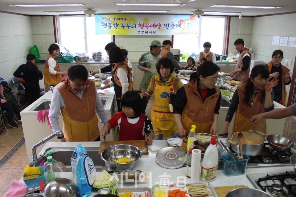 부부봉사단이 결손가정 아동들과 함께 예천군농업기술센터 조리실에서 음식만들기 체험을 하고 있다.  장광현  기자.