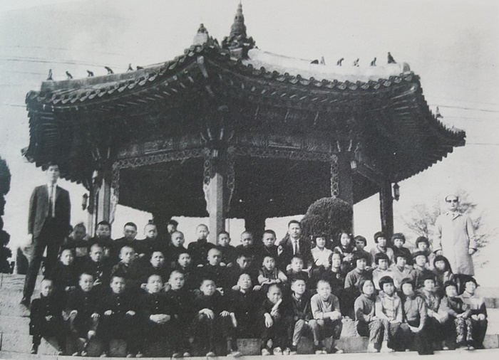 1966년 서울 수학여행 당시 남산 팔각정 기념 촬영이다. 조광식 기자