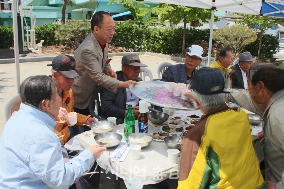 예천읍 동본1리 어버이날 행사장에서 어르신들이 부녀회에서 정성껏 차린 음식을 들고 있다.  장광현 기자.