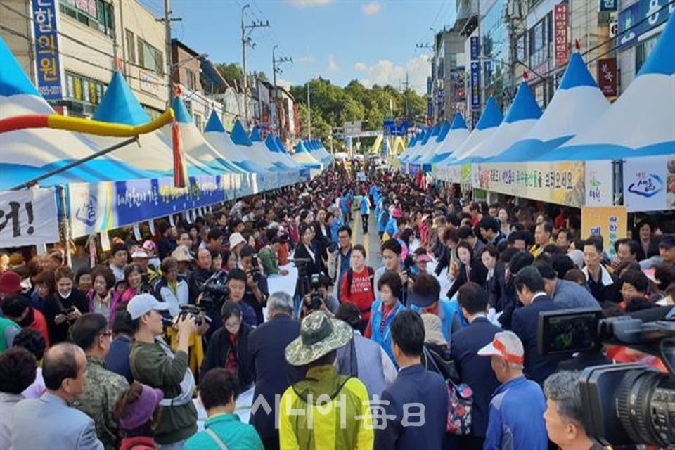 2018년 예천 농산물 대축제는 시가지로 개최장소를 옮겨  성공리에 마쳤다. 장광현 기자.