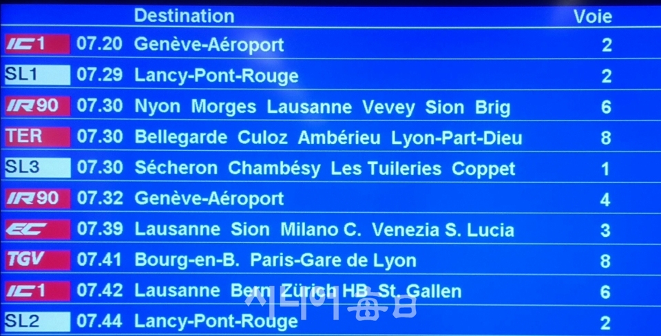 역내 벽면 모니터가 ‘7시 41분에 떠나는 TGV 열차는 8번 홈(Voie)에서 탑승한다’라는 것을 알려주고 있다. 이철락 기자
