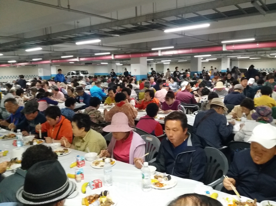 참석자들이 단체로 점심식사를 하고 있다. 이상유 기자