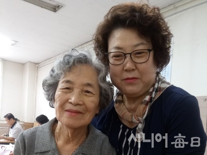 박정순왼쪽 시각장애인과 김양희오른쪽 요양보호사와 기념촬영을 하고 있다