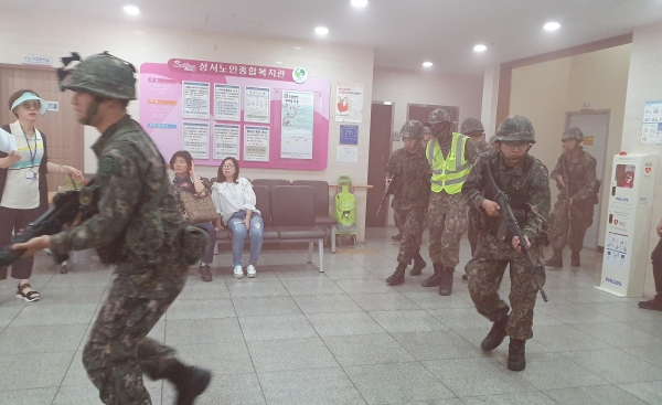 연기 자욱한 실내에 숨어던 무장테러범을 진압하고 있다.   '박영희 기자'