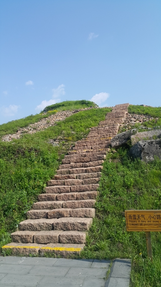 광개토대왕룽 묘실로 올라가는 계단