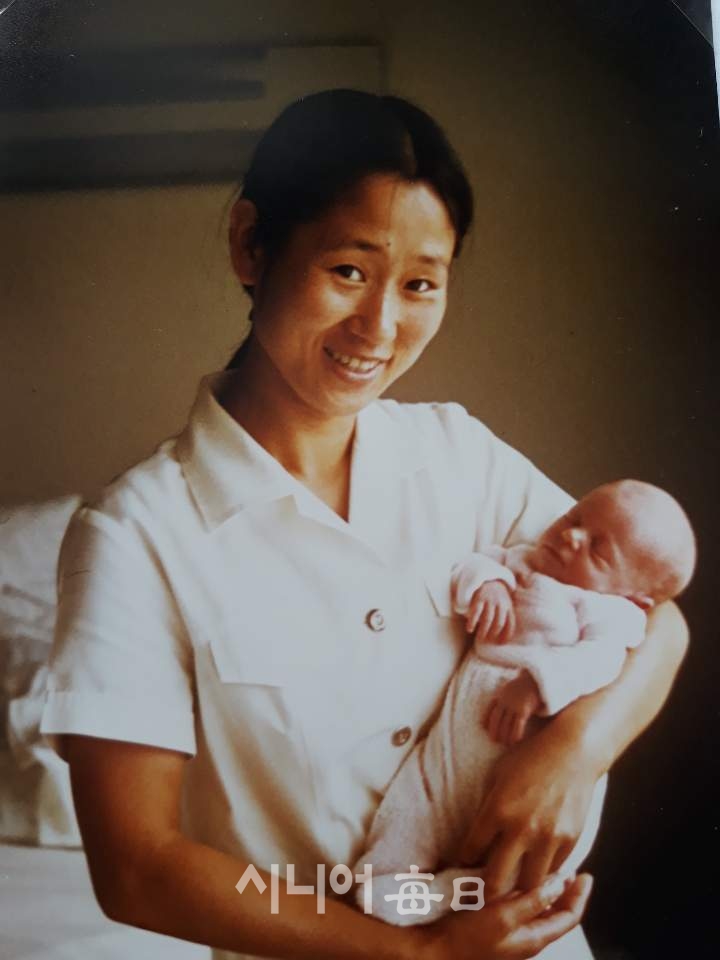 1975년 신생아실에 근무할 때 막 태어난 아기의 부모가 찍어준 사진이다. 생명탄생 은 동서양을 가리지 않고 오묘하고 신비롭기만 하다.  김숙화씨 제공