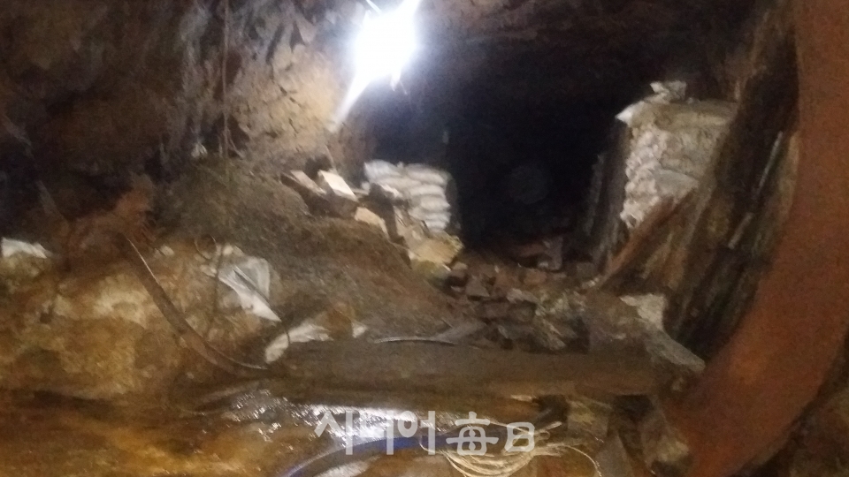 발굴이 중단된 현장의 모습. 사진  이상유 기자