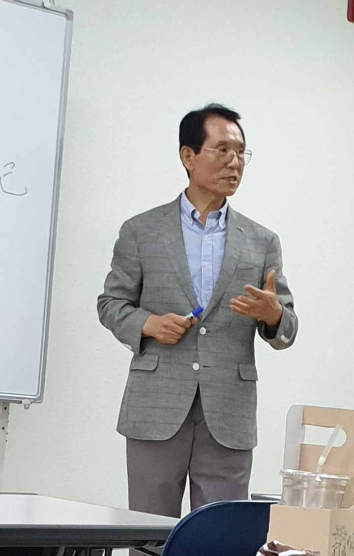 강의하는 김태엽 교수