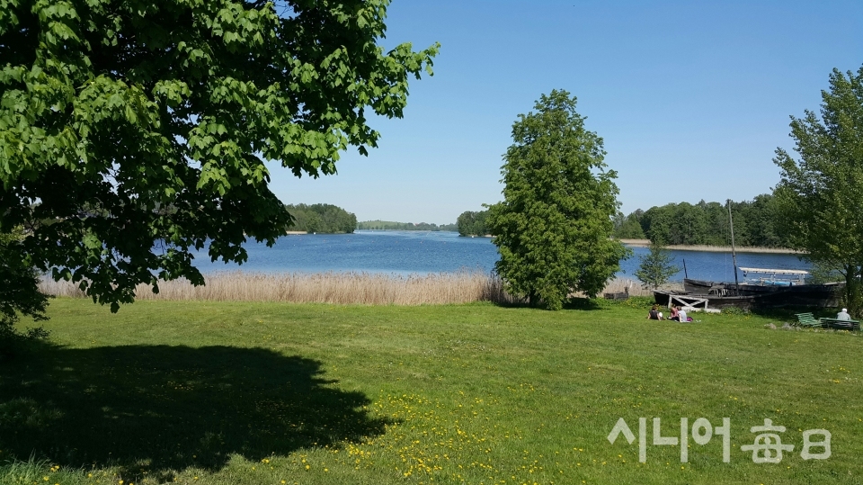 호수 밖에서 본 갈베(Galvė) 호수의 풍경은 조용하고 평화롭다. 이철락 기자