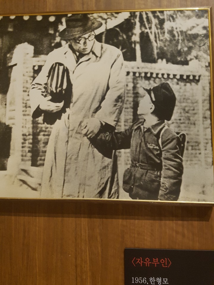 영화속 교수와 아들의 동행 장면 "영화 포스터로 보는 한국 영화 100년" 전시회에서   김병두 기자