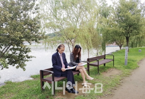 협회 김락호 이사장과 박영애 부 이사장이 '향토문학상' 참가자들의 시를 심하하는 모습 - 여관구 기자