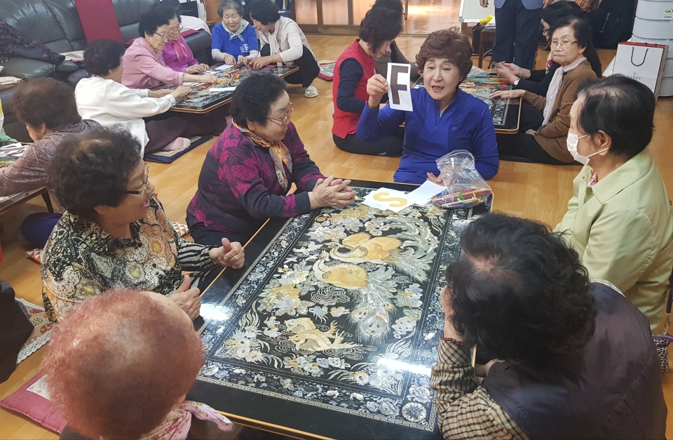 대구 달서구 송현주공 3단지 경로당 어르신들이 시니어 자원봉사 교사들과 함께 영어공부를 하고 있다. 대구노인회 제공