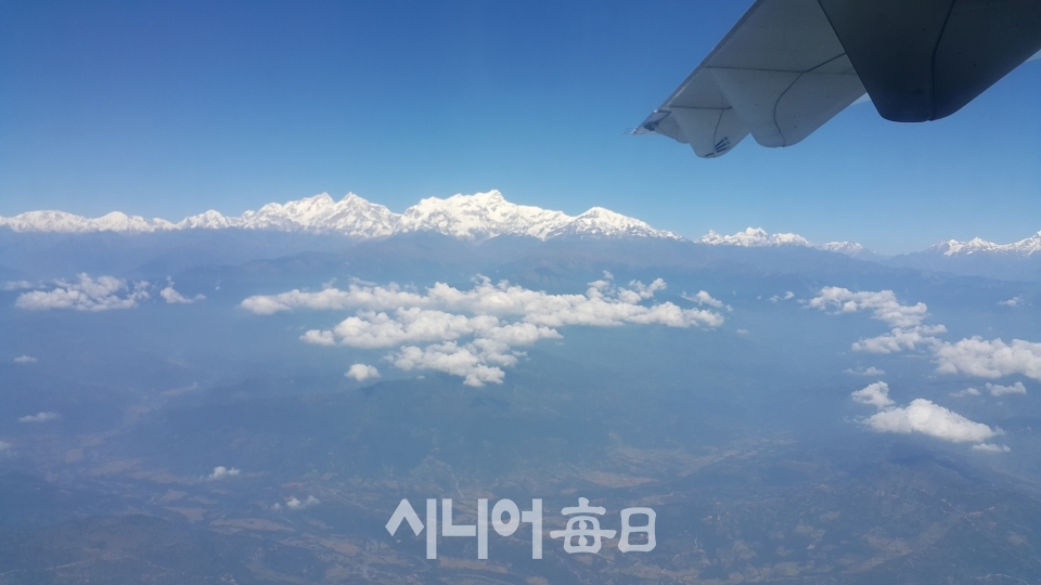 예티 항공의 72인승 경비행기는 카트만두 국제공항까지 구름과 그 위 히말라야의 봉우리들 사이를 안정되게 날아갔다.