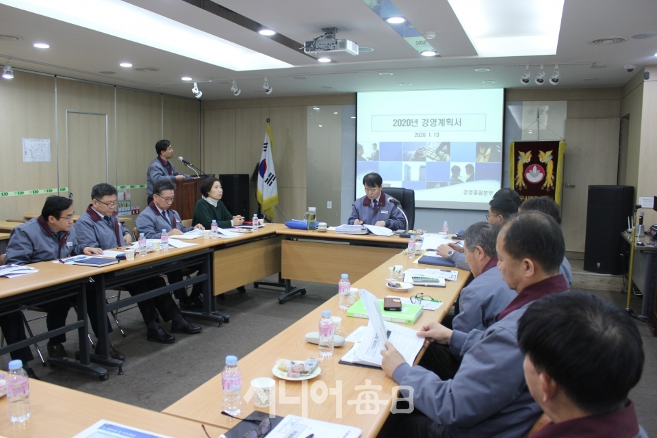 동우씨엠그룹 임직원이 2020년 경영전략회의를 하고 있다. 권오섭 기자