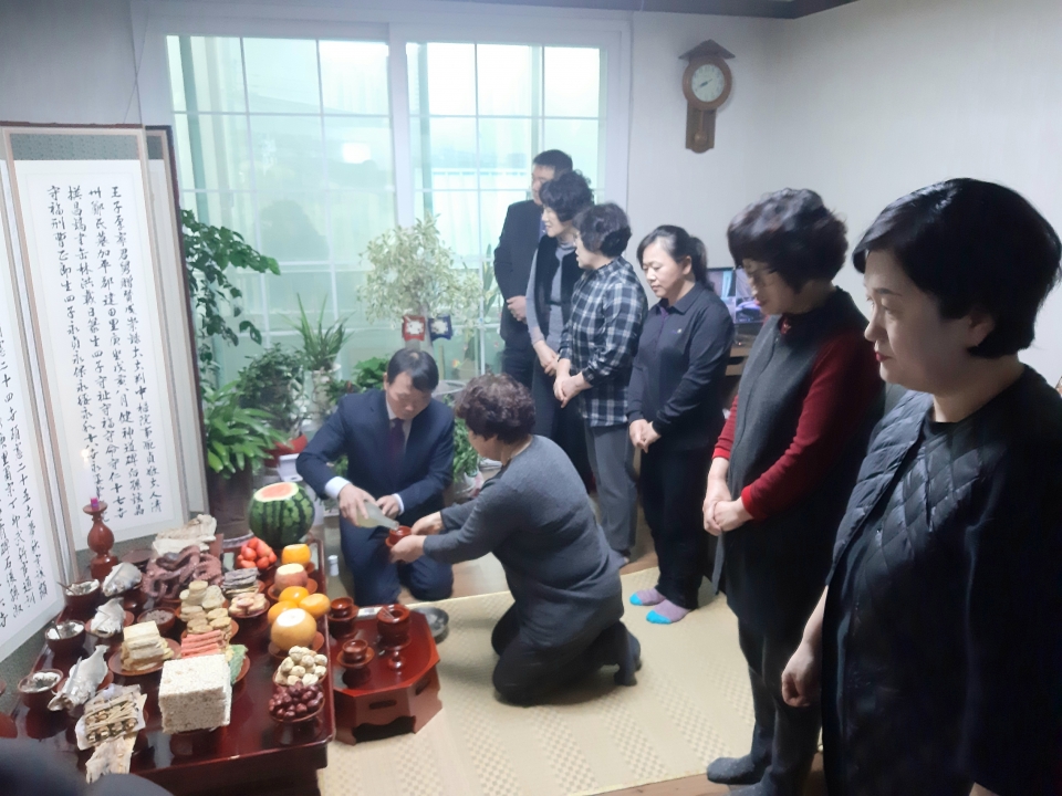 차례를 지내는 며느리들의 모습                                    - 우남희 기자-