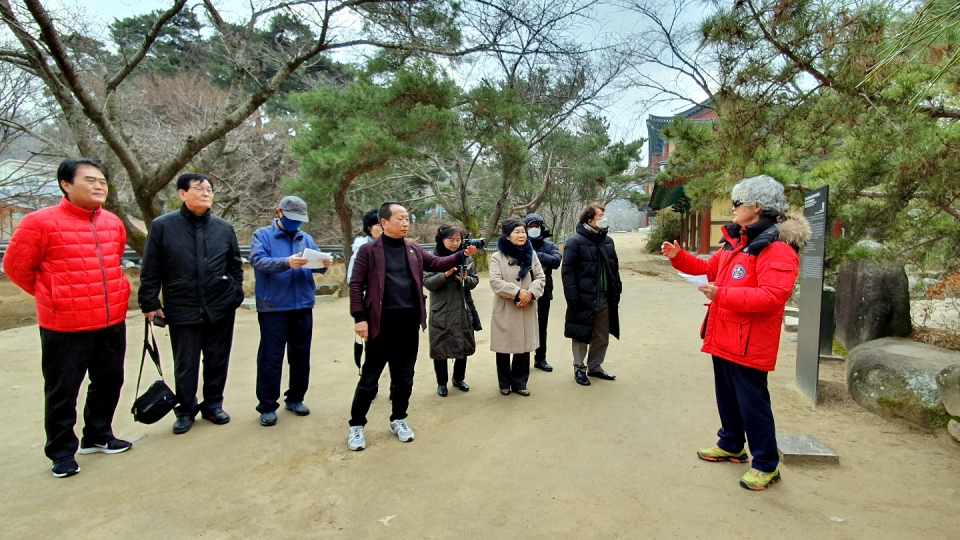 제2석굴암을 설명하는 김영창 기자   사진 유무근 기자