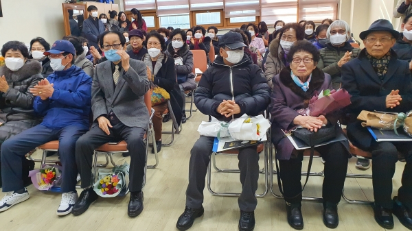 마스크로 얼굴이 가려진 졸업생들은 악수도 꺼리고 있다.   '박영희 기자'