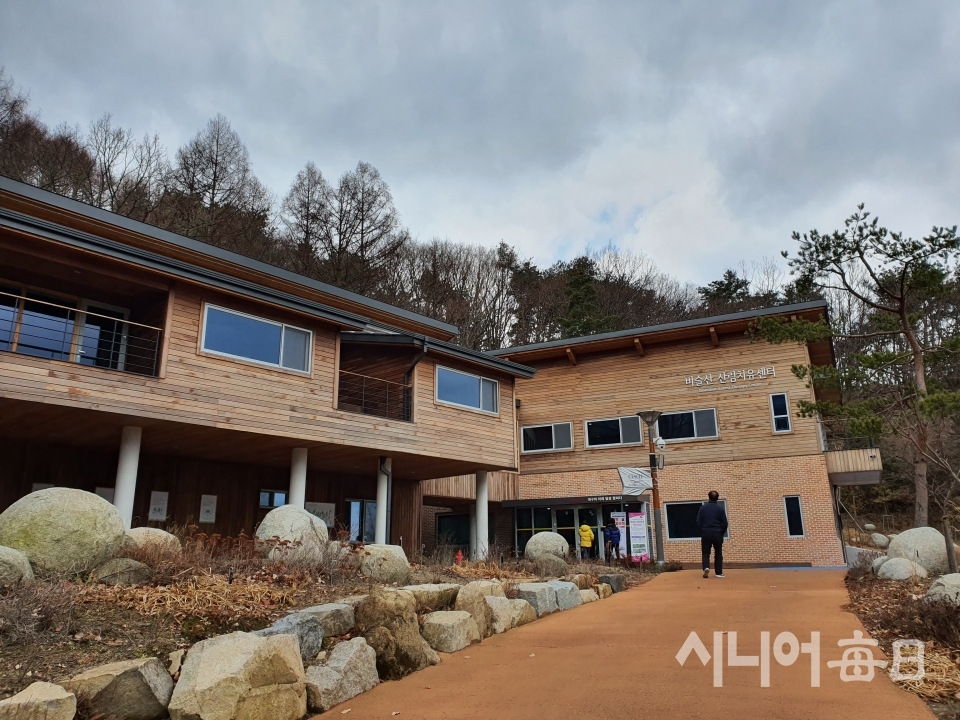 시니어들이 즐겨찾는 비슬산산림치유센터 전경. 이승호 기자