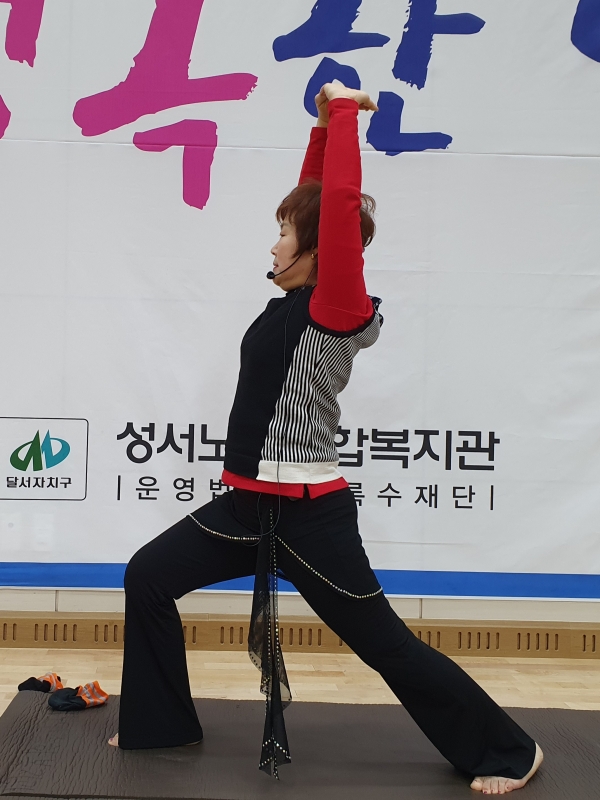 홍정선 요가 강사가 몸의 균형을 잡아주며 하체를 탄탄하게 하는 자세를 잡고 있다.       박영희 기자