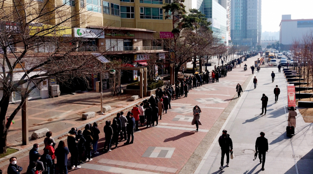 대구시민들의 마스크 구매 행렬.  매일신문 제공