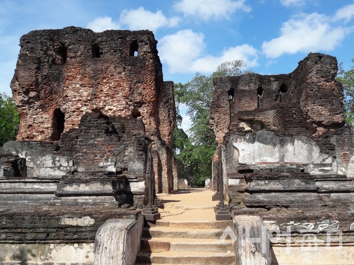 12세기에 지어졌다는 폴로나루와 왕궁터(Vejayanta Pasada)는 파라크라마바후 왕의 궁전으로써 목욕탕, 정원, 집회소(Chamber) 등 왕궁으로서의 면모를 잘 갖추어져 있다. 임승백 기자
