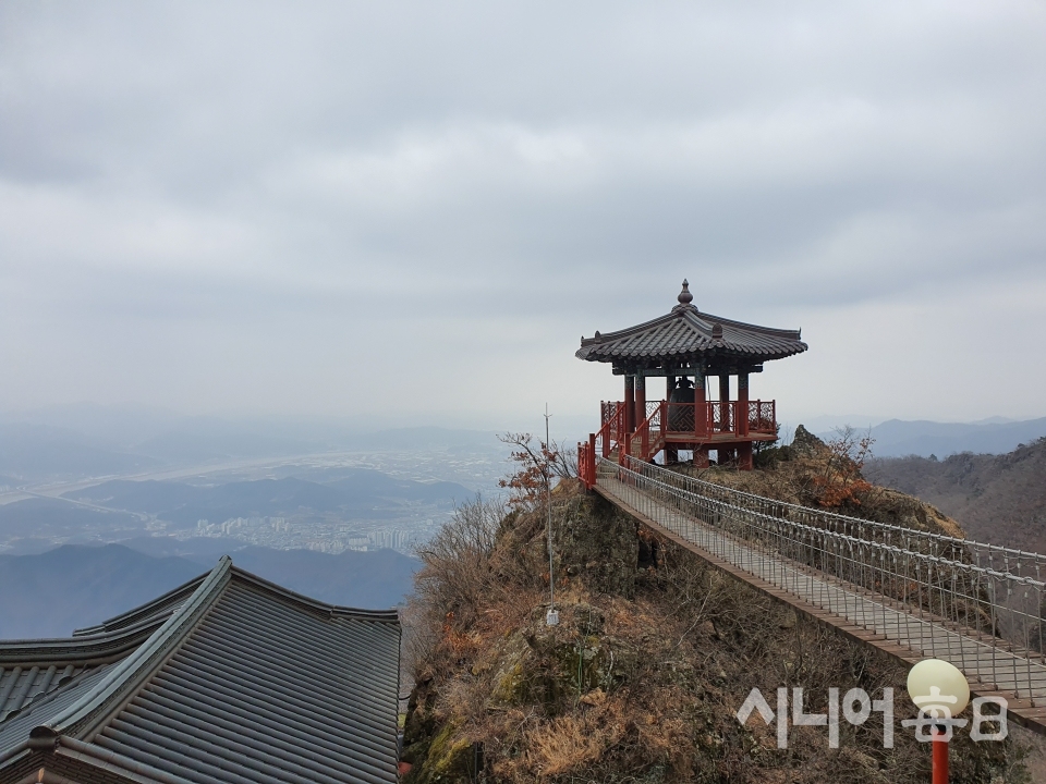금오산 정상 절벽에 있는 약사암 범종각. 이승호 기자