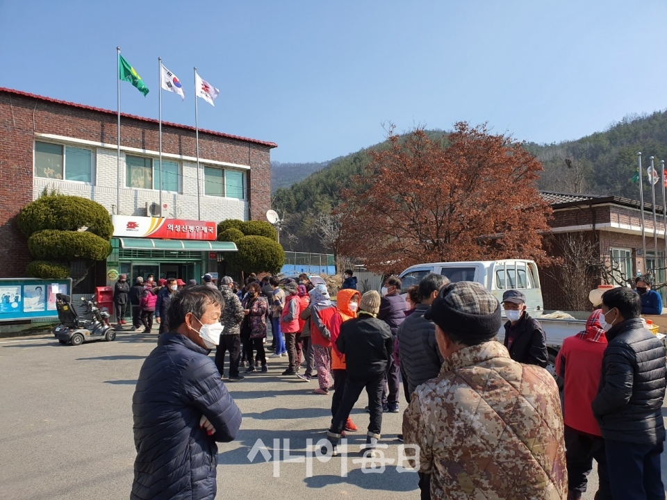 마스크 구입 5부제 실시 후 경북의 한 우체국 앞에서 사람들이 긴 줄을 서 있다. 권오섭 기자