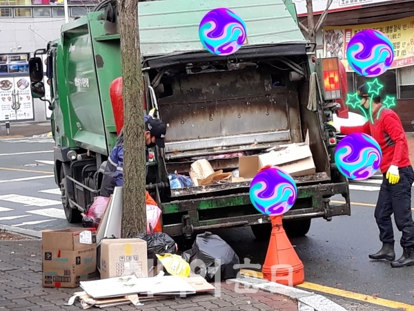 차량으로 쓰레기 수거하는 모습 - 여관구 기자
