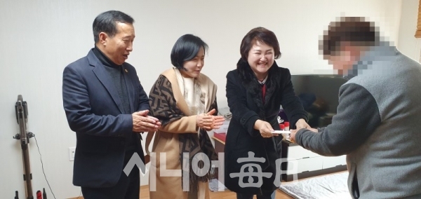 한국법무보호복지공단 울산지부 자원봉사자들이 자립지원금 격려모습