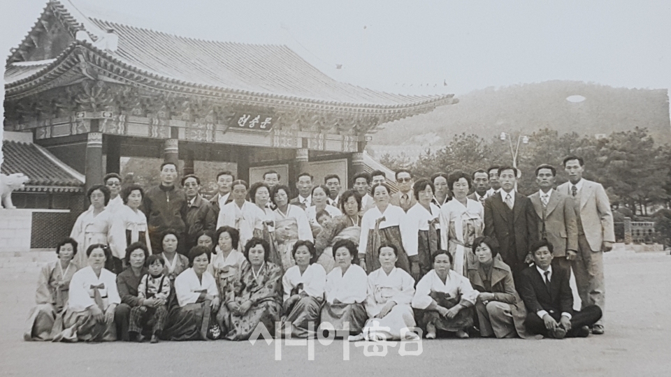 1974년 봄나들이 나선 소평마을 사람들, 국립 서울현충원에서. 정재용 기자