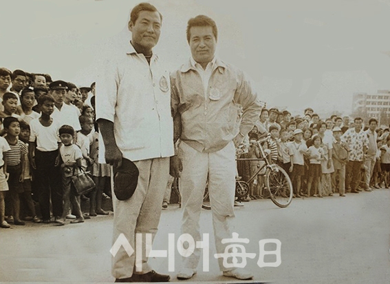 김동식 선생님(왼쪽)과 영화 '저 하늘에도 슬픔이'의 신영균 감독.  도창종 기자