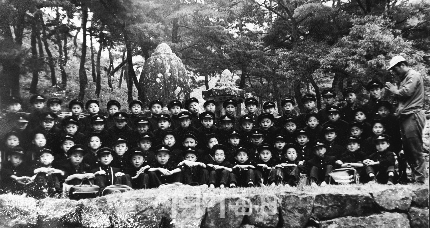 1967년 청구중 1학년 3반 가을소풍 사진.(오른쪽이 김동식 신생님)  도창종 기자