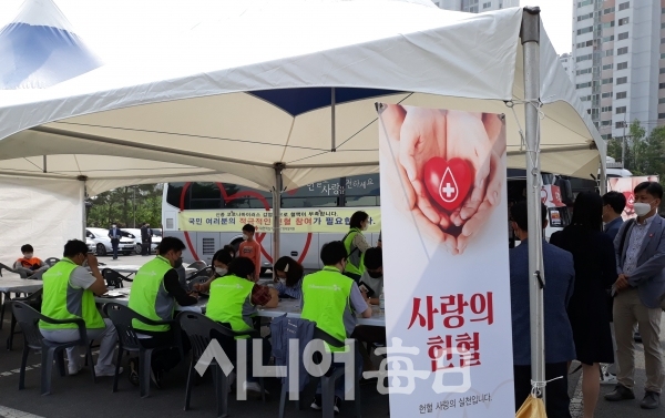 경산중앙교회 마당에서 헌혈 접수하는 모습. 여관구 기자