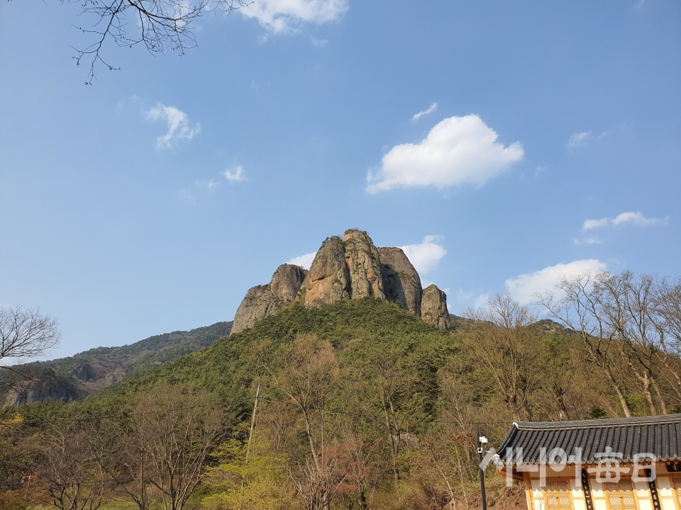 주왕산 입구에 있는 주왕산의 상징인 기암. 이승호 기자