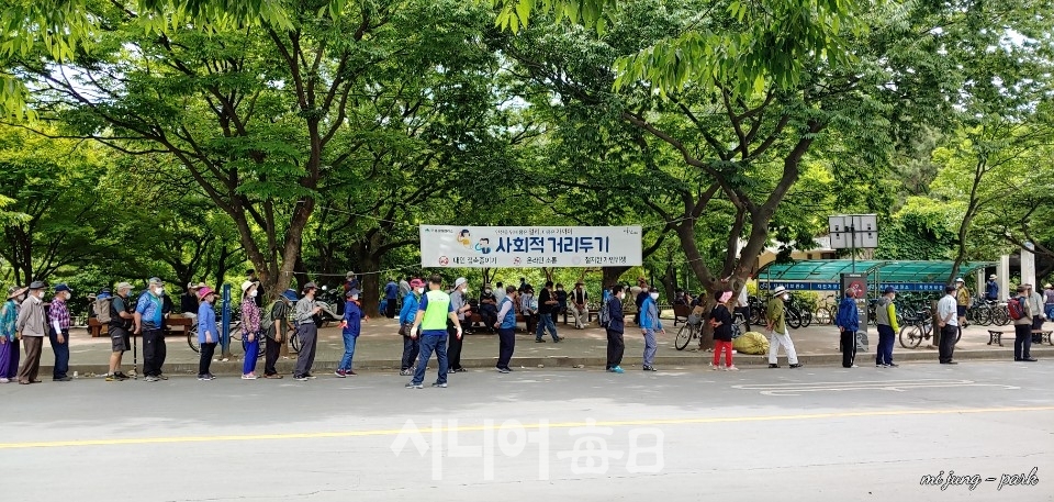 봉사자가 사회적 거리두기 안내를 하고 있다. 박미정 기자.