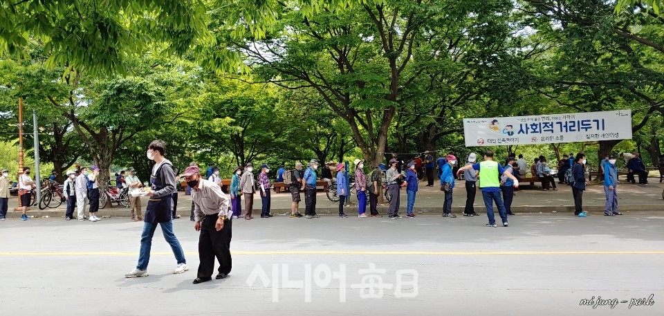 어르신들이 급식을 하려고 줄을 서고 있다. 박미정 기자