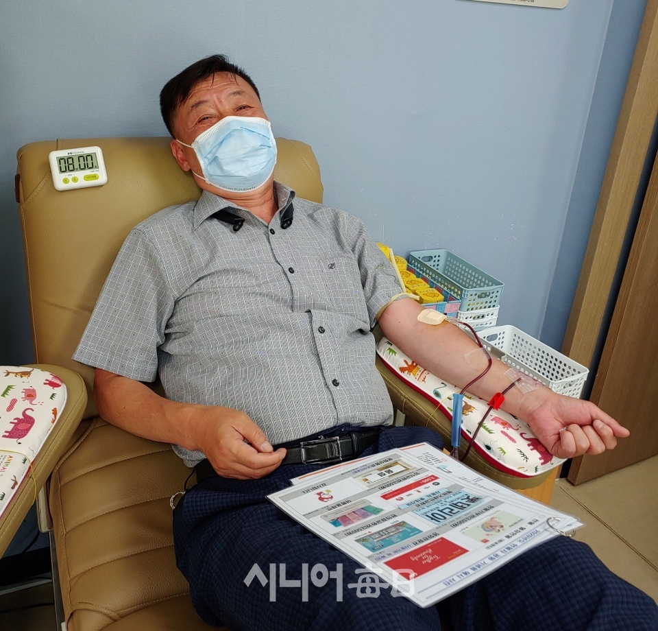 헌혈하는 모습. 권오섭 기자