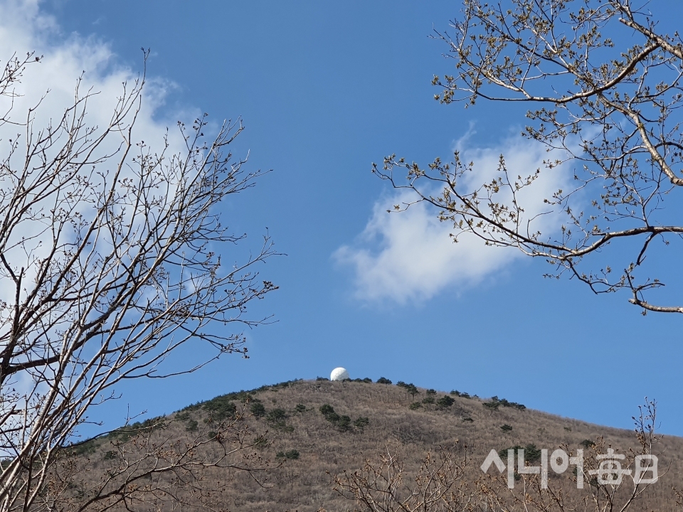 보현산에서 보이는 기상관측소가 있는 면봉산. 이승호 기자