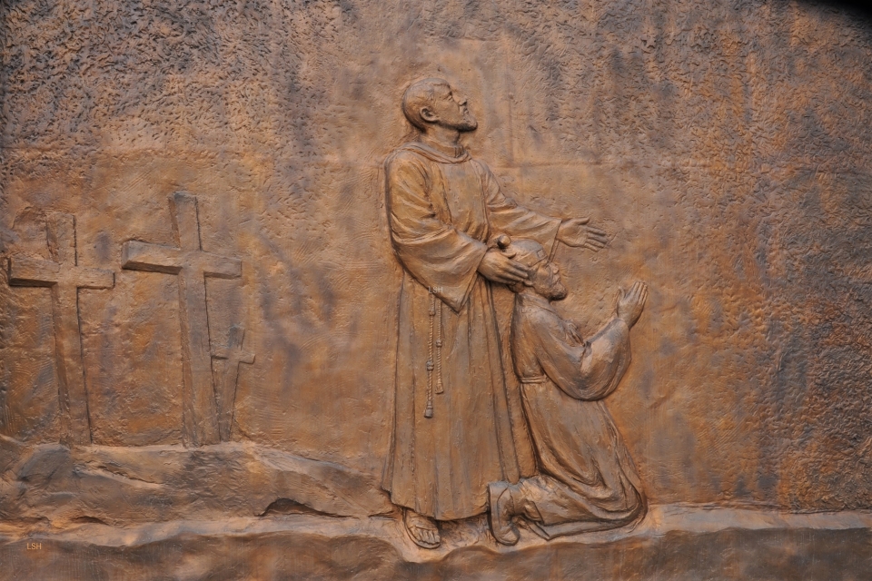성당 외벽에는 예수와 성인들의 모습이 새겨져 있다.  사진 이성호 작가