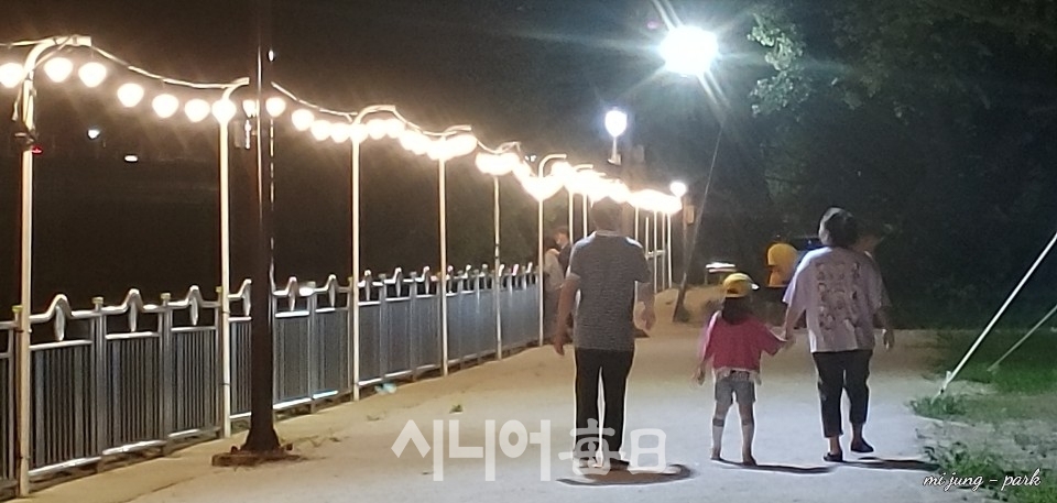 가족이 성밖숲 이천 변을 걷고 있다. 박미정 기자